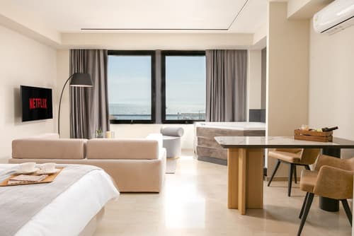 Sea & the City, Room