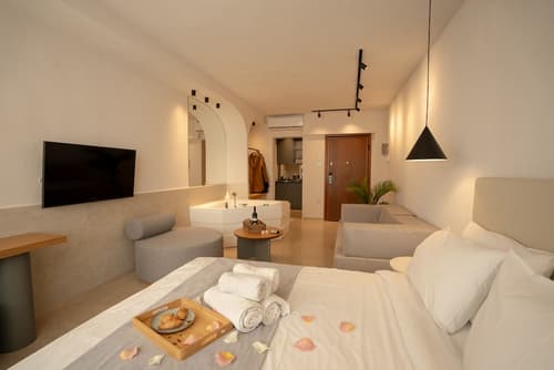 Sea & the City, Room