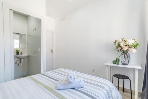 AYZ Silvela - Auto check-in property, Room