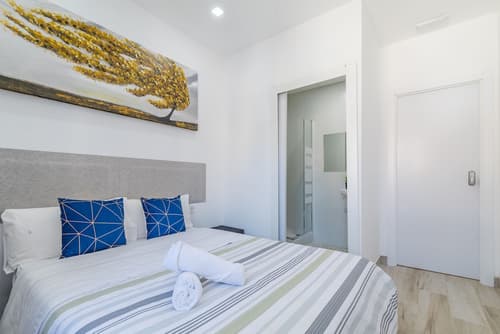 AYZ Silvela - Auto check-in property, Room