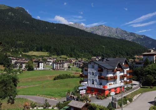 Pier Hotel, Exterior