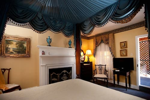 Monmouth Historic Inns and Gardens, Room