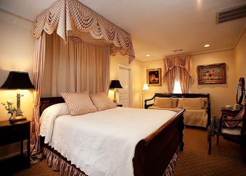 Monmouth Historic Inns and Gardens, Room