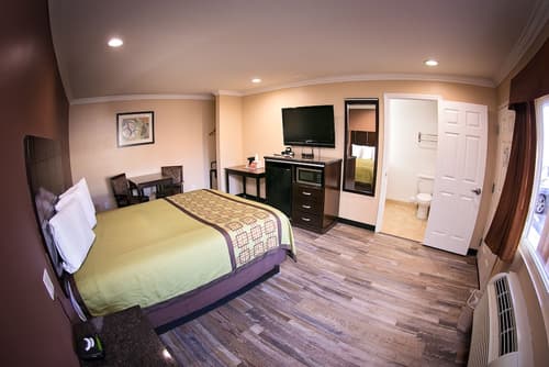 Rodeway Inn & Suites, Room