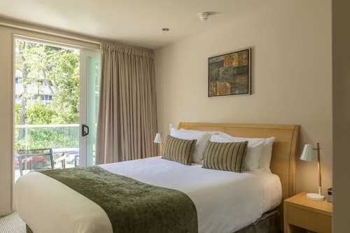 Quest on Durham, Room