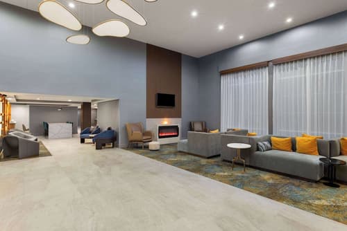 La Quinta Inn & Suites by Wyndham Knoxville Papermill, Lobby