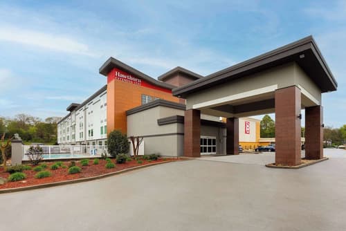 La Quinta Inn & Suites by Wyndham Knoxville Papermill, Exterior