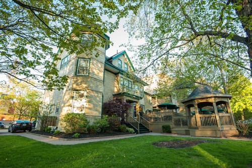 Dundee Arms, Property grounds