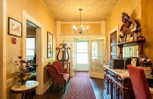 Dundee Arms, Interior entrance