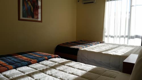 The Peaks Motor Inn, Room