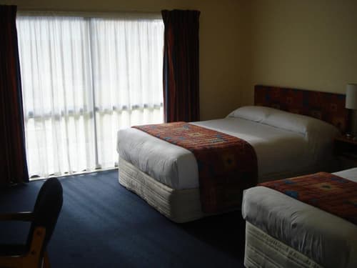 The Peaks Motor Inn, Room