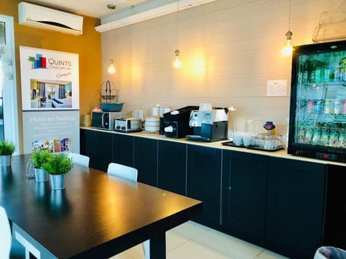 Quint's Travelers Inn, Room