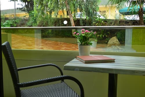 Quint's Travelers Inn, Balcony