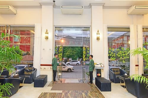 Hotel Grand United Ahlone Branch, Interior entrance