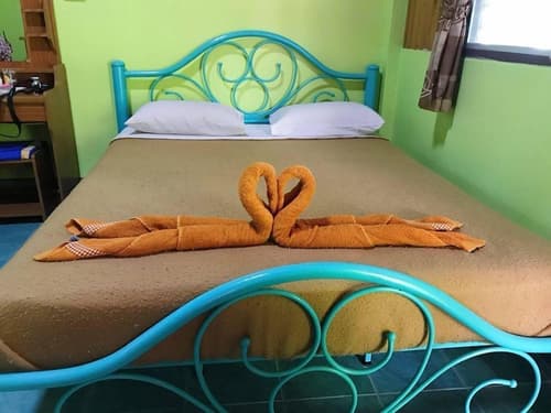 Save Bungalows, Room