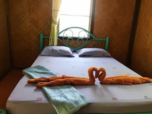 Save Bungalows, Room