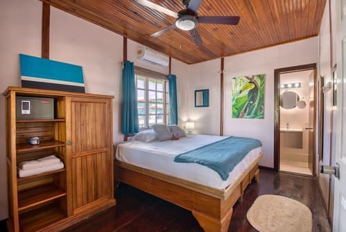 Lula's Bed & Breakfast, Room