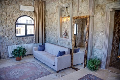 Ala Stone House, Reception