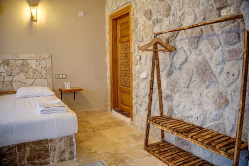 Ala Stone House, Room