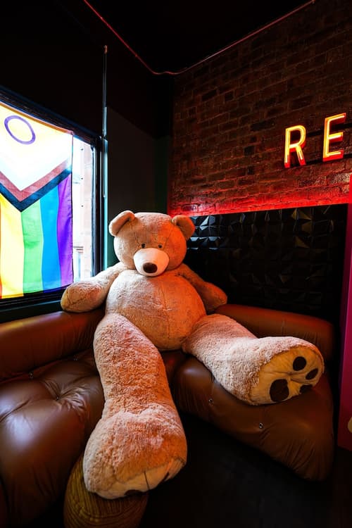 Revolver - Hostel, Reception