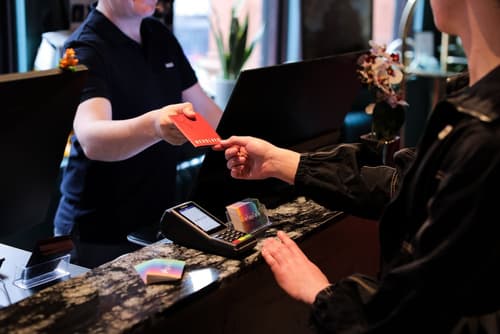 Revolver - Hostel, Reception