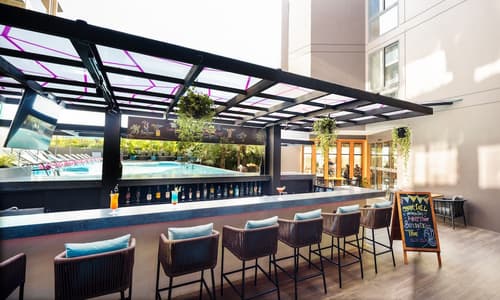 GLOW Mira Karon Beach, Swim-up bar