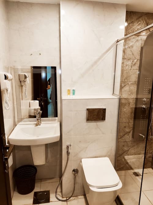 Golden Hotel, Bathroom