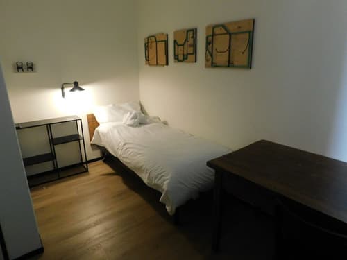 Piumaviola, Room