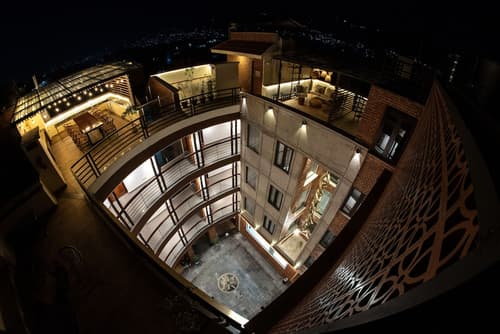 The Nanee, Front of property