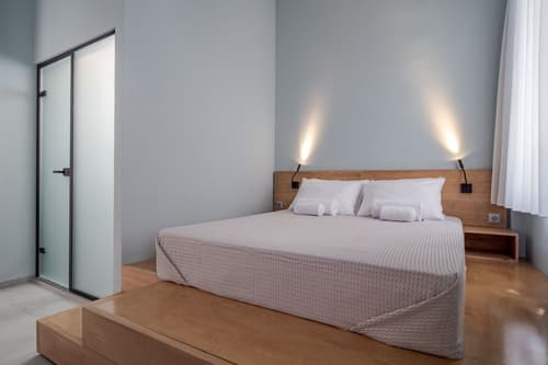 Twin Circle Athens, Room