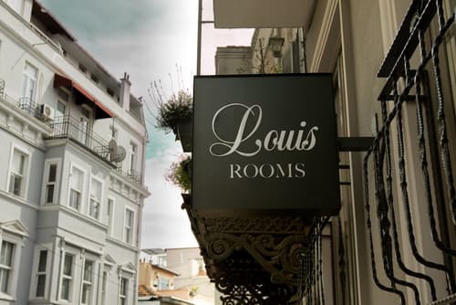 Louis Rooms, Front of property