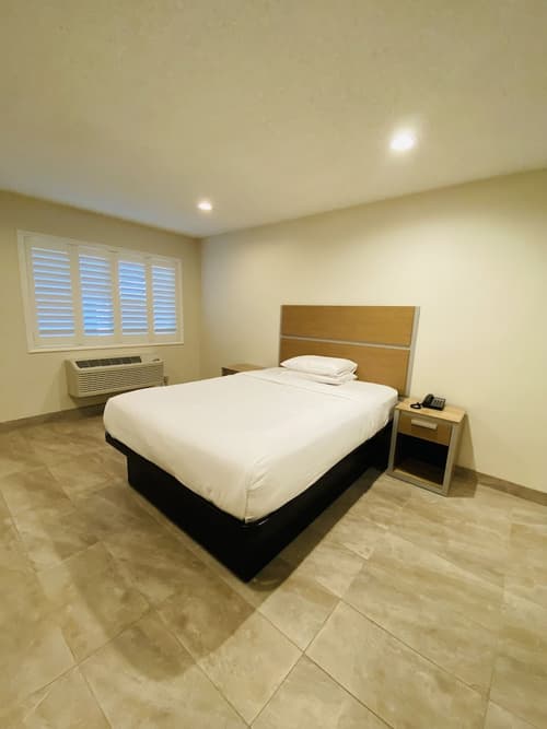 Super 8 by Wyndham Bakersfield Ca, Room