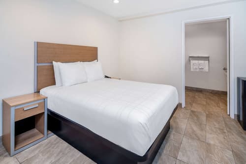 Super 8 by Wyndham Bakersfield Ca, Room