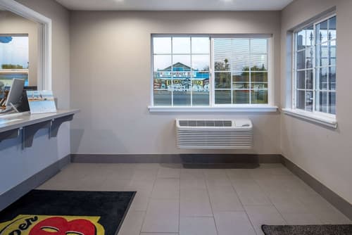 Super 8 by Wyndham Bakersfield Ca, Lobby