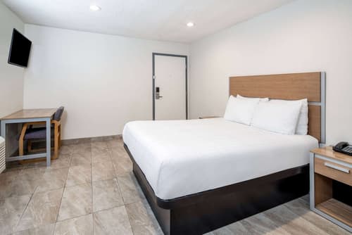 Super 8 by Wyndham Bakersfield Ca, Room