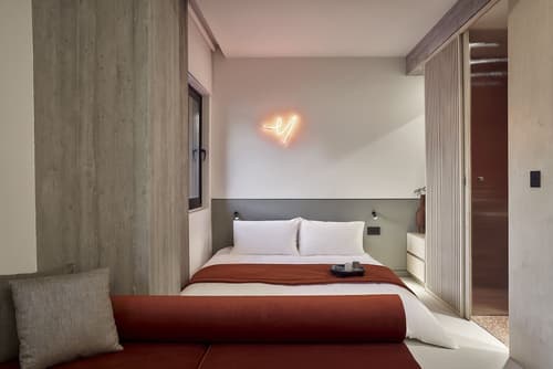 The Newel Metaxourgeio, Room