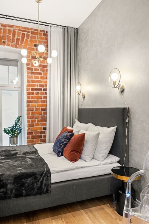 Bob W Avangard, Room