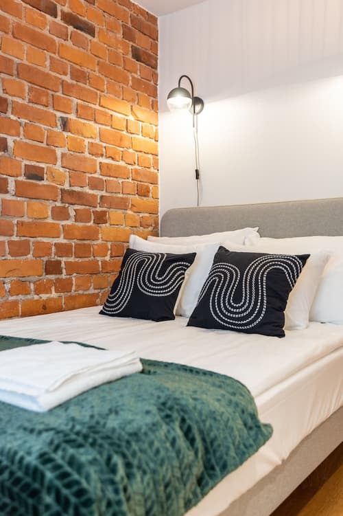 Bob W Avangard, Room