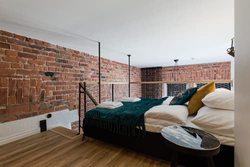 Bob W Avangard, Room