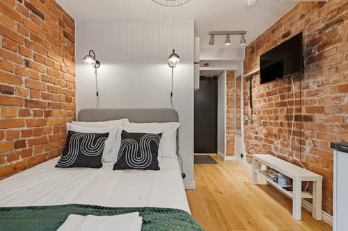 Bob W Avangard, Room