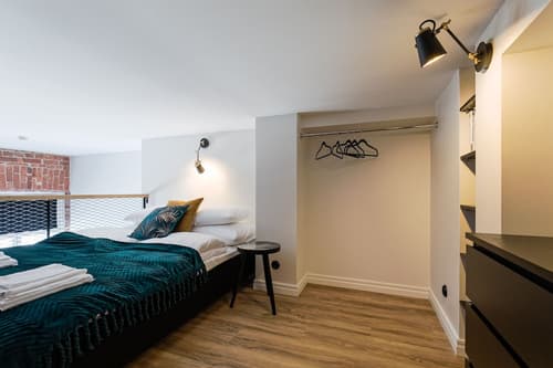 Bob W Avangard, Room