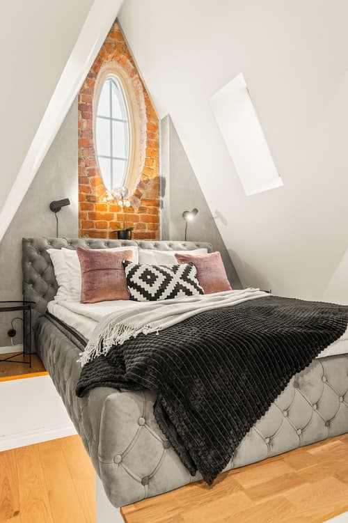 Bob W Avangard, Room