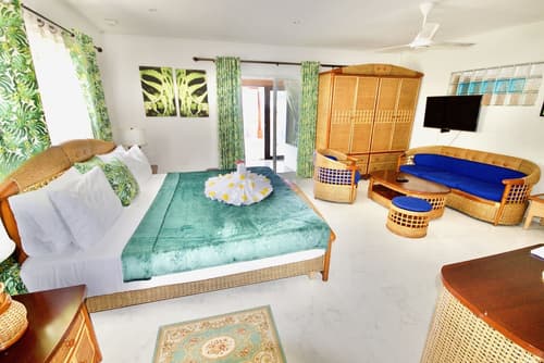 Sea Splash & La Petite Maison, Room