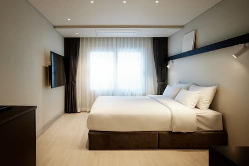 The Connoisseur Residence Hotel, Room