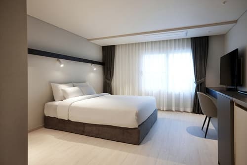 The Connoisseur Residence Hotel, Room