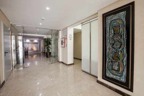 Alwalid Hotel, Interior entrance