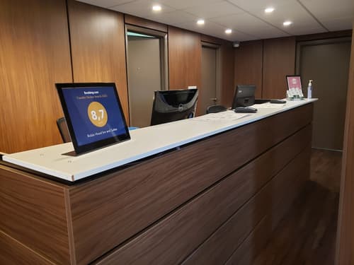 Robin Hood Inn & Suites, Reception