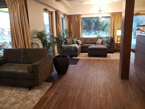 Robin Hood Inn & Suites, Lobby sitting area