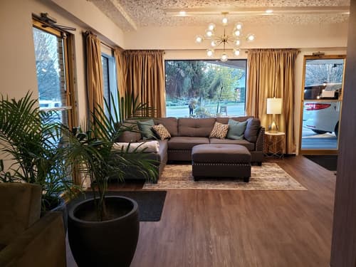 Robin Hood Inn & Suites, Lobby sitting area