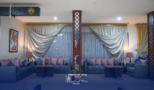 Hotel Parador, Reception